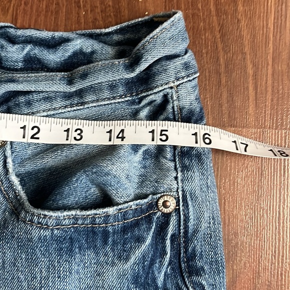 Woman’s light wash/acid wash Jean with some Distressing. Size 30/32 - Picture 7 of 7
